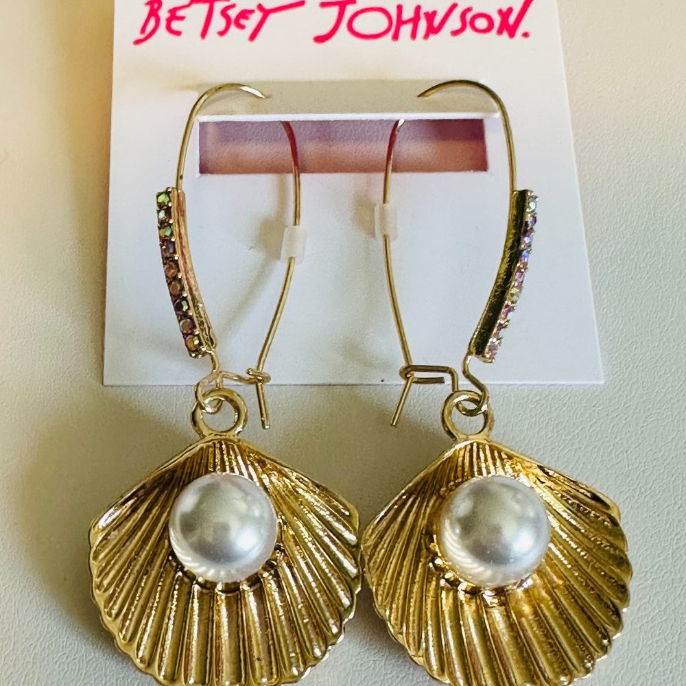 Betsey Johnson Shell Dangle Drop Earrings